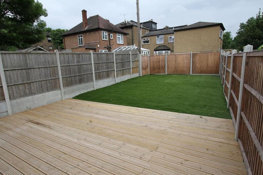 Lovely One Bed Apartment-Near All Transport-Village-Freeparking Лондон Экстерьер фото