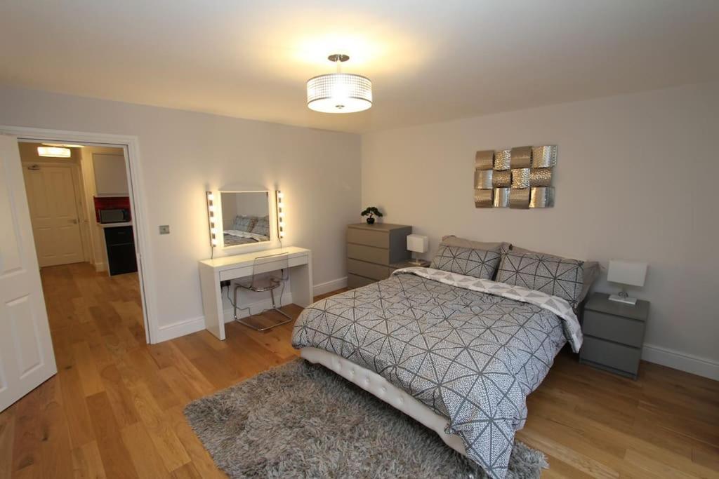 Lovely One Bed Apartment-Near All Transport-Village-Freeparking Лондон Экстерьер фото