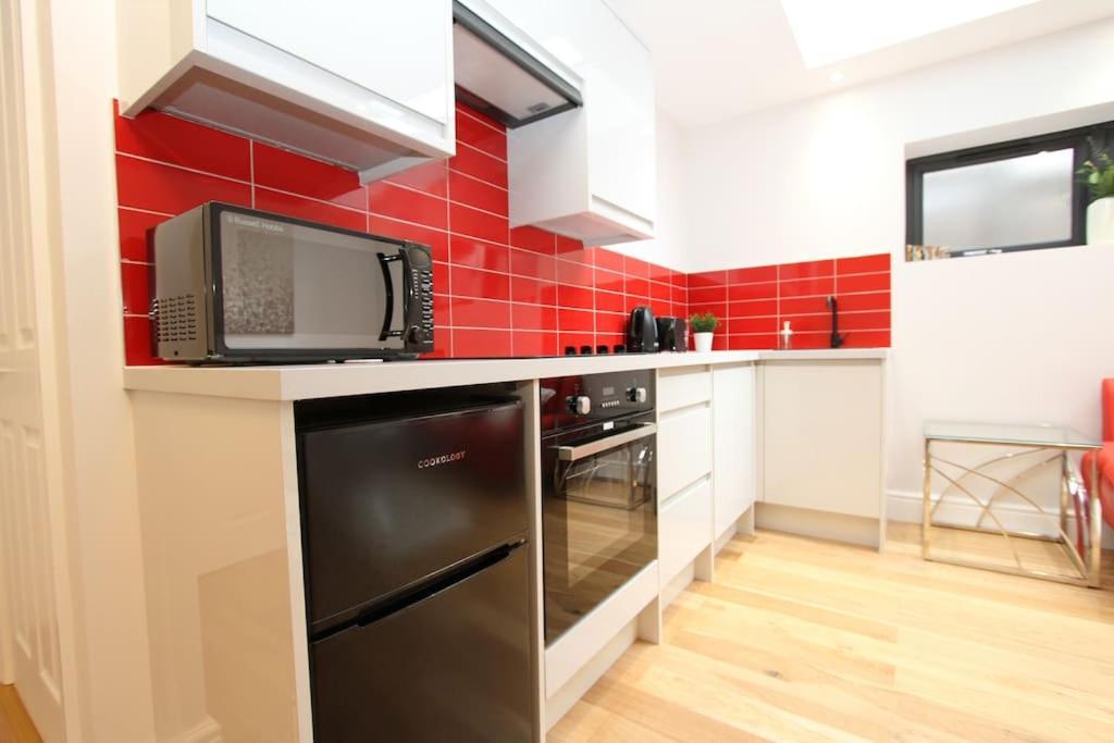 Lovely One Bed Apartment-Near All Transport-Village-Freeparking Лондон Экстерьер фото