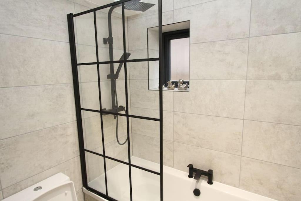 Lovely One Bed Apartment-Near All Transport-Village-Freeparking Лондон Экстерьер фото